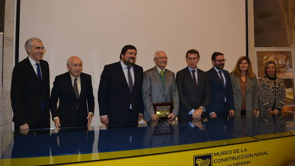 El homenajeado, Jos&eacute; Rilo (centro) junto a las autoridades que asistieron al acto en la Fundaci&oacute;n Exponav.