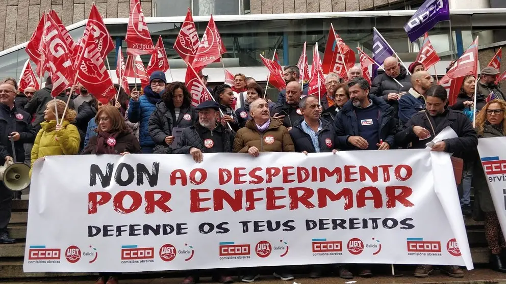 Participaci&oacute;n de sindicalistas de UGT e CCOO na concentraci&oacute;n fronte aos xulgados da Coru&ntilde;a.