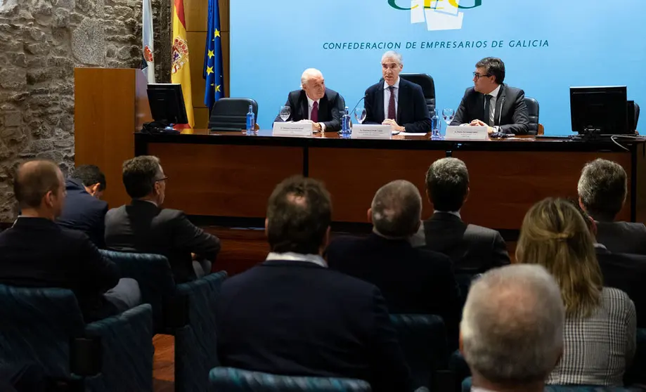 Antonio Fontenla, Francisco Conde y en la clausura del foro celebrado en la sede de la CEG en Santiago./X.CRESPO.