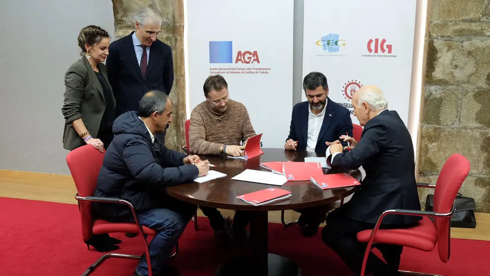 Jos&eacute; Antonio G&oacute;mez, Paulo Carril, Ram&oacute;n Sarmiento y Antonio Fontenla firmaron el nuevo texto del AGA en presencia del conselleiro Francisco Conde.
