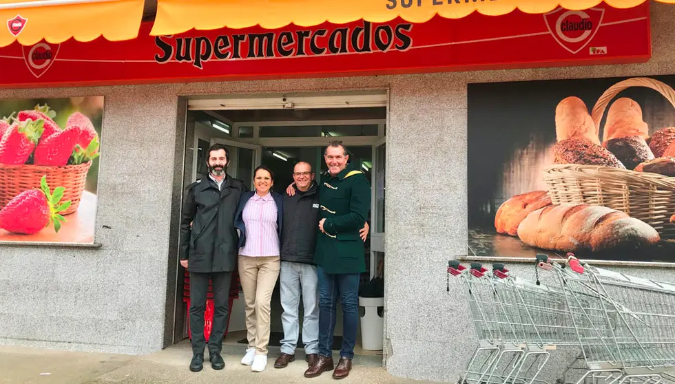 Responsables de Gadisa junto a la franquiciada, en el establecimiento Claudio de Padr&oacute;n.