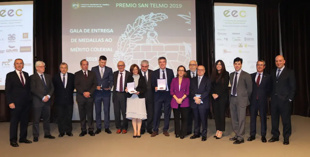 Foto de familia de homenajeados y autoridades en los Premios San Telmo del Colegio de Ingenieros de Caminos, en A Coru&ntilde;a.