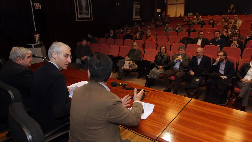 El director de Xera, el conselleiro de Econom&iacute;a y el vicerrector del Campus de Pontevedra, en la presentaci&oacute;n del informe "La cadena forestal-madera de Galicia 2018".