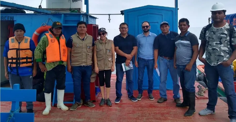 Noa Font&aacute;n (cuarta por la izq.) y Mohamed Soula (sexto por la izq.), expertos de ANFACO-CECOPESCA desplazados en esta misi&oacute;n a la Bah&iacute;a de Sechura, en Per&uacute;.