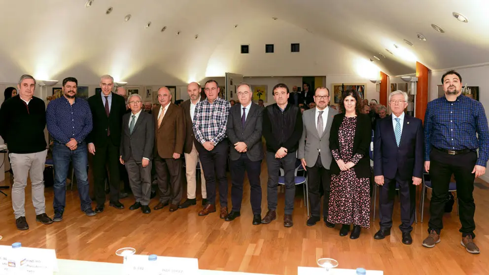 Autoridades y homenajeados por l a Asociaci&oacute;n &Aacute;rea Empresarial Tambre.