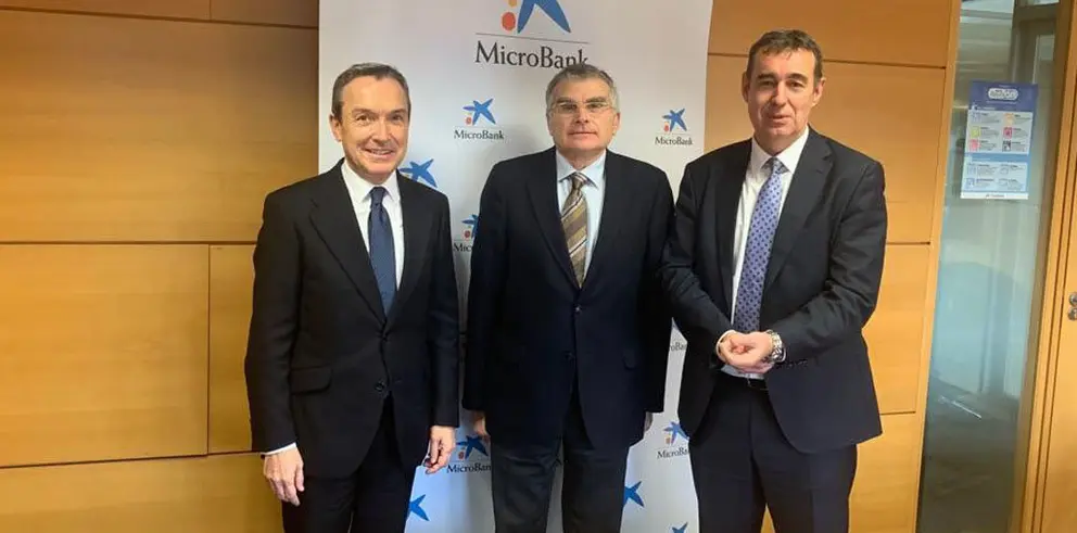 Jos&eacute; Antonio V&aacute;zquez y Emilio Barreiro, en la firma del acuerdo entre Microbank y Cegasal.