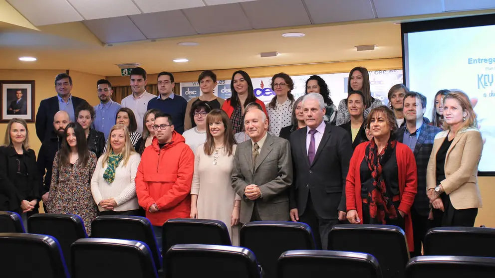 Participantes en el Plan Laboral CEC Coru&ntilde;a 2019 con el presidente de la Confederaci&oacute;n Antonio Fontenla Ramil, y por la concejala de Innovaci&oacute;n, Industria, Emprego e Consumo, Eva Mart&iacute;nez Ac&oacute;n.
