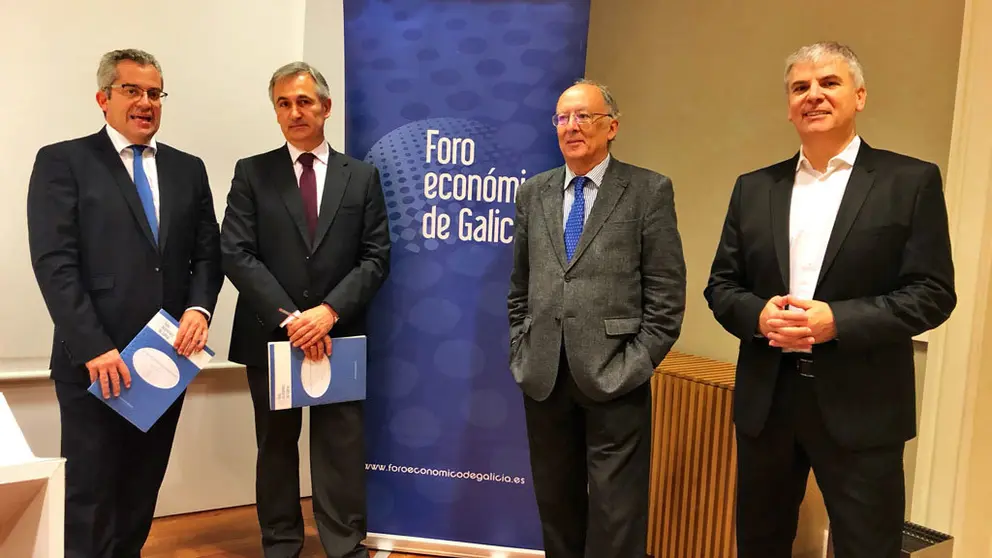 Presentaci&oacute;n del IV Informe de Coyuntura por parte de los miembros del Foro Econ&oacute;mico de Galicia Patricio S&aacute;nchez, Jos&eacute; Armesto, Fernando Gonz&aacute;lez Laxe y Santiago Lago Pe&ntilde;as.