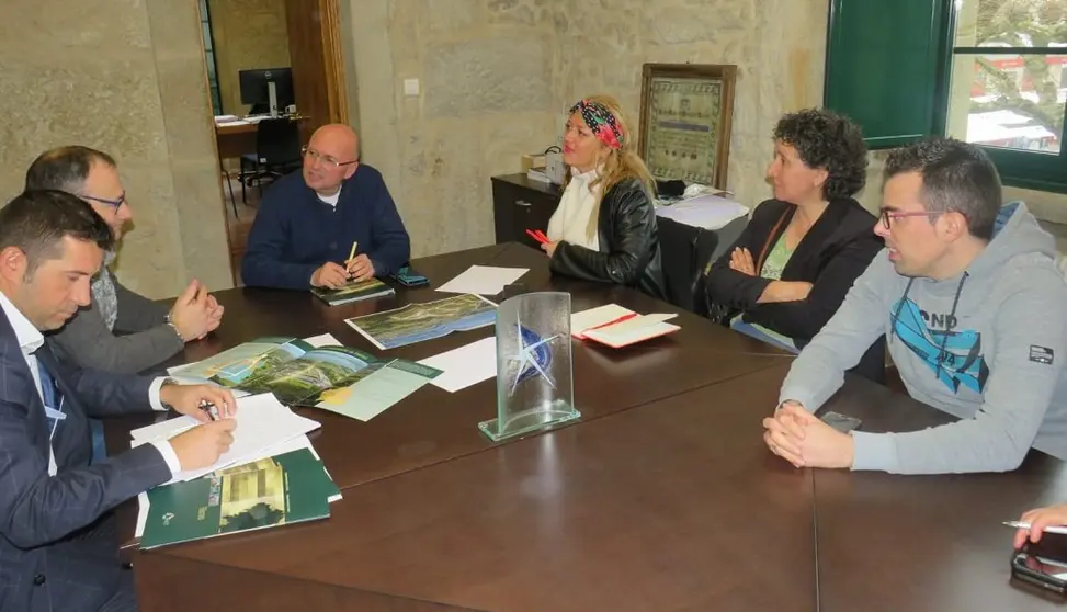 Reuni&oacute;n de la gerente de SEA con el alcalde y la teniente de alcalde de Rianxo y miembros de la directiva de la Asociaci&oacute;n empresarial.