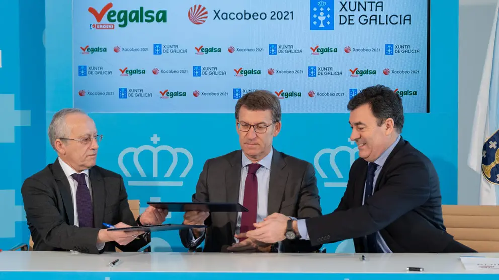 El director general de Vegalsa-Eroski, Joaqu&iacute;n Gonz&aacute;lez; el presidente de la Xunta, Alberto N&uacute;&ntilde;ez Feij&oacute;o, y el conselleiro de Cultura e Turismo, Rom&aacute;n Rodr&iacute;guez./D.CABEZ&Oacute;N.