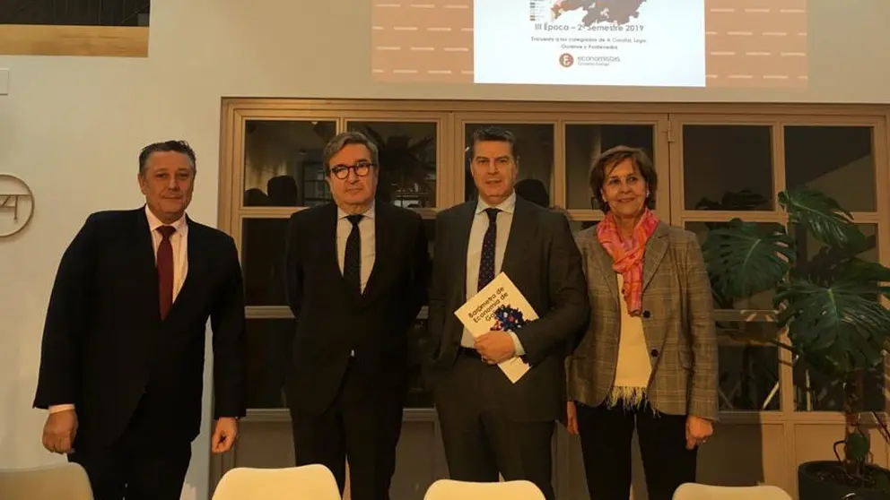 Venancio Salcines, director de la publicaci&oacute;n; Salustiano Velo, decano del Colegio de Economistas de Lugo; Miguel V&aacute;zquez Ta&iacute;n, presidente del Consello Galego de Economistas y M&ordf; Jes&uacute;s Freire, directora del estudio.