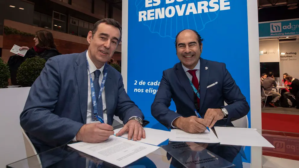Emilio Barreiro, por parte de CaixaBank, y Ces&aacute;reo Pardal, por parte del Cl&uacute;ster Turismo de Galicia, firmaron el acuerdo, en FITUR.