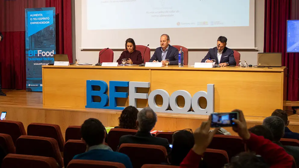 12,45 h.-    A directora da Axencia Galega de Innovaci&Atilde;&sup3;n (Gain), Patricia Argerey, o director do Instituto Galego de Promoci&Atilde;&sup3;n Econ&Atilde;&sup3;mica (Igape), Juan Cividanes, e o director de XesGalicia, Fernando Guldr&Atilde;&shy;s, dar&Atilde;&iexcl;n a co&Atilde;&plusmn;ecer os proxectos seleccionados na segunda edici&Atilde;&sup3;n da aceleradora do sector alimentario Business Factory Food (BFFood). No sal&Atilde;&sup3;n de actos da Feuga (r&Atilde;&ordm;a Lope G&Atilde;&sup3;mez de Marzoa, s/n). 
foto xo&Atilde;&iexcl;n crespo
28/01/2020