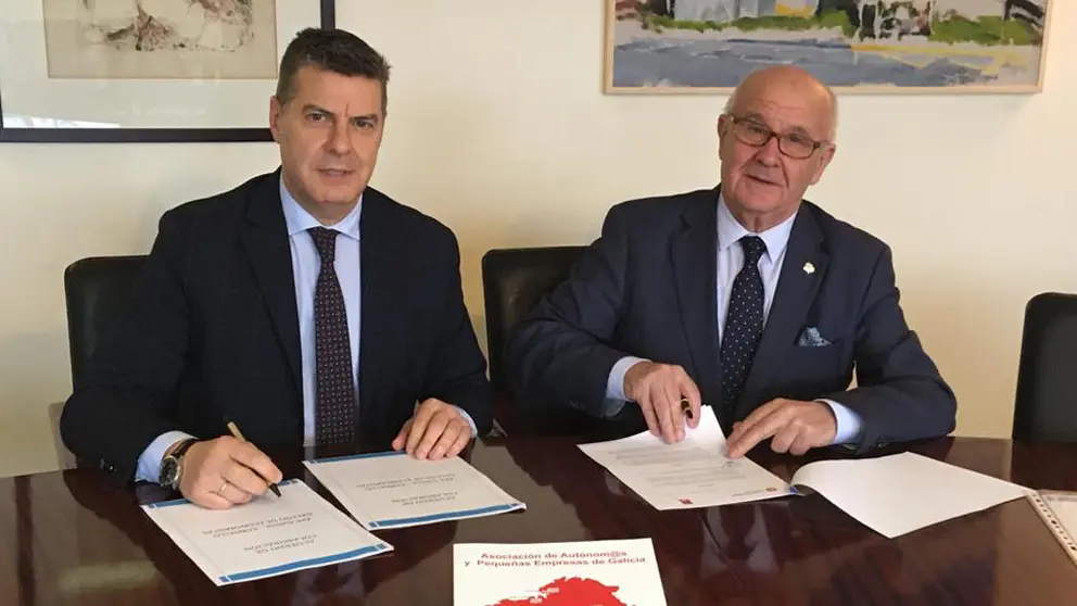 O presidente do Consello Galego de Economistas, Miguel V&aacute;zquez Ta&iacute;n, e o de APE Galicia, Jos&eacute; Ram&oacute;n Caldas.
