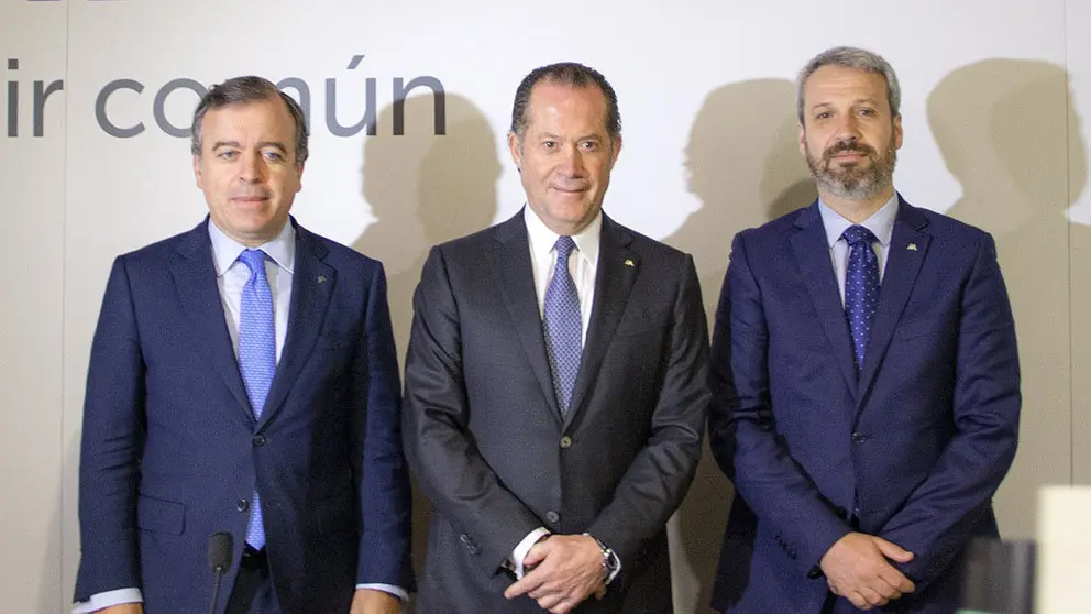 Francisco Botas, Juan Carlos Escotet y Alberto de Francisco, en Santiago.