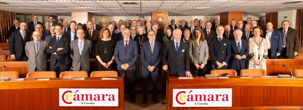 Asistentes al acto de homenaje 
a los antiguos miembros del Pleno de la C&aacute;mara herculina.