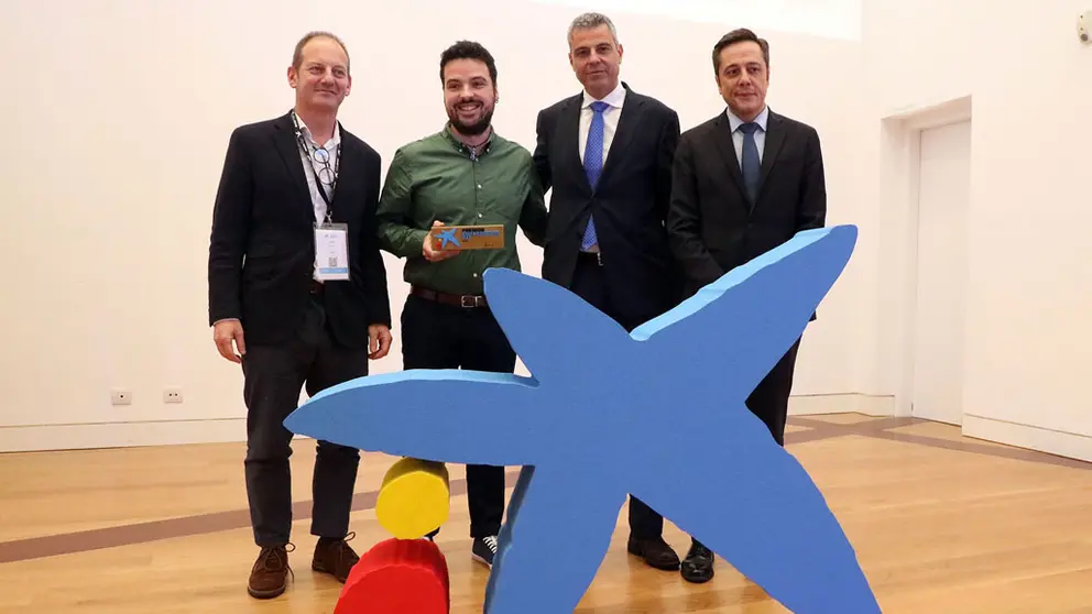 ntonio V&aacute;zquez, director financiero de Alen Space recogiendo el premio junto a los representantes de Igape (Juan Cividanes), Caixabank (Marc Benhamou) y Enisa (