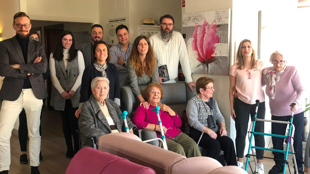 La directora de Gain, Patricia Argerey (3&ordf; por la izq.) en su visita en Vigo a O Lecer S&eacute;nior Care.