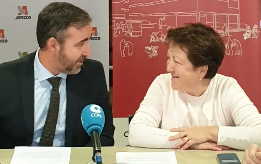 El presidente de APECCO, Diego V&aacute;zquez Reino, y la directora de C&aacute;ritas A Coru&ntilde;a, Pilar Farjas.