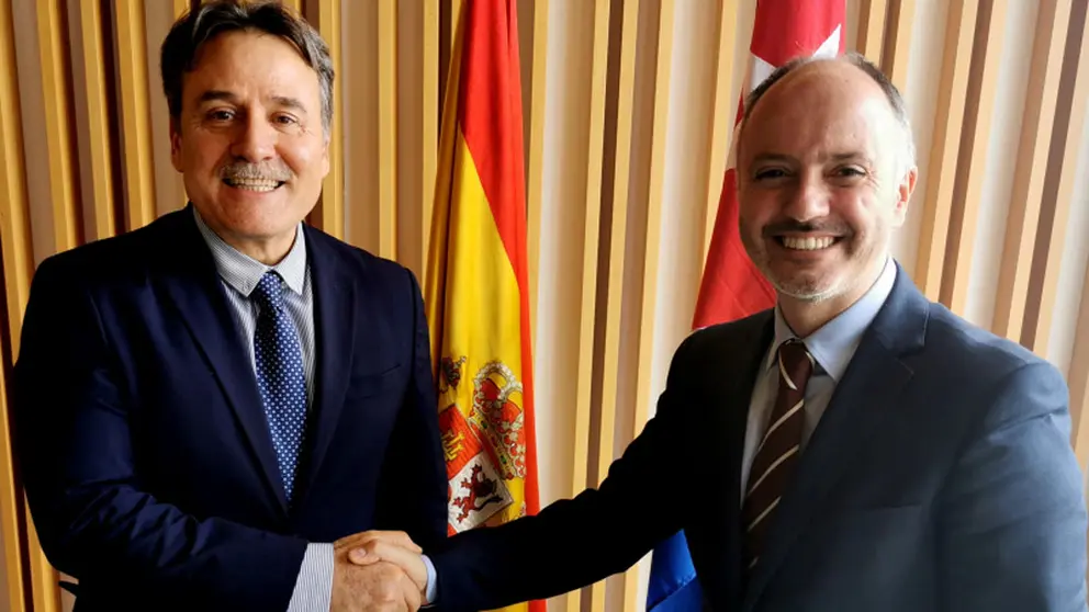 El embajador de Cuba en Espa&ntilde;a, Gustavo Mach&iacute;n G&oacute;mez, y el delegado de la Zona Franca de Vigo, David Regades.