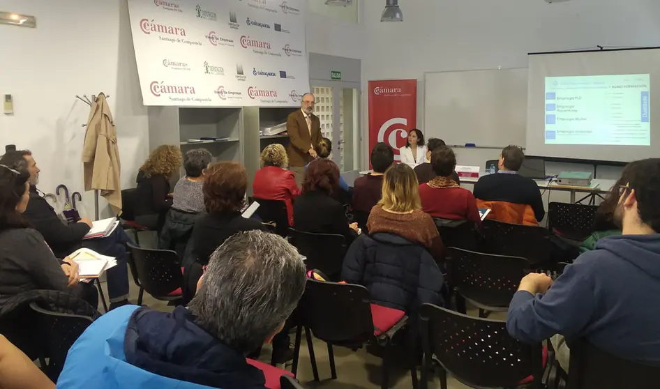 Asistentes a la sesi&oacute;n sobre ayudas a los aut&oacute;nomos en la C&aacute;mara de Santiago, impartida por Juan Lir&oacute;n, subdirector xeral de Emprego.