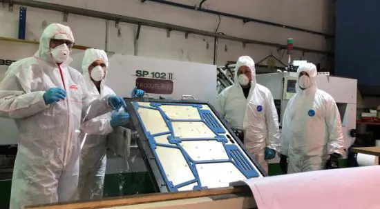 Equipo fabricando las pantallas protectoras del proyecto