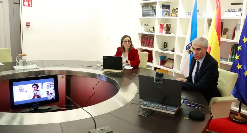 Los conselleiros Ethel V&aacute;zquez y Francisco Conde durante la videoconferencia con representantes de la construcci&oacute;n.
