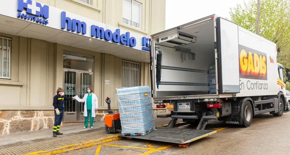 Reparto de botellas de agua por parte de Gadis en un hospital de A Coru&ntilde;a./BAP.