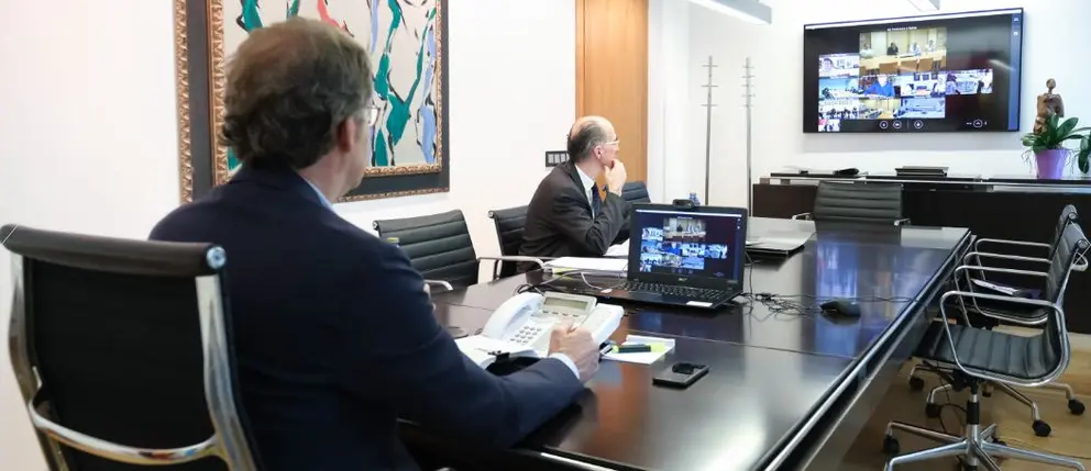 Feij&oacute;o y el conselleiro de Sanidade en la reuni&oacute;n del comit&eacute; cl&iacute;nico de este lunes.