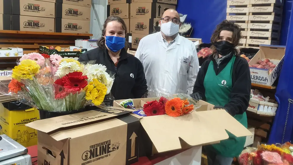 Frutas Nieves acompa&ntilde;a estos d&iacute;as con un ramo de flores sus entregas a domicilio de fruta y hortalizas a clientes.