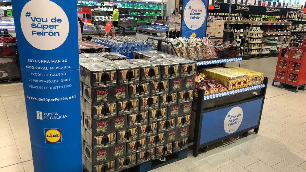 Expositor en un supermercado Lidl con productos alimentarios gallegos.