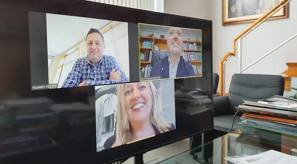 Videoconferencia entre el alcalde de Cuntis, el delegado de Zona Franca y la gerente de SEA.