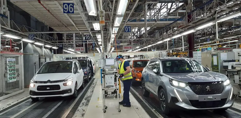 Trabajadores en una de las l&iacute;neas de producci&oacute;n de autom&oacute;viles de Bala&iacute;dos./PSA VIGO.