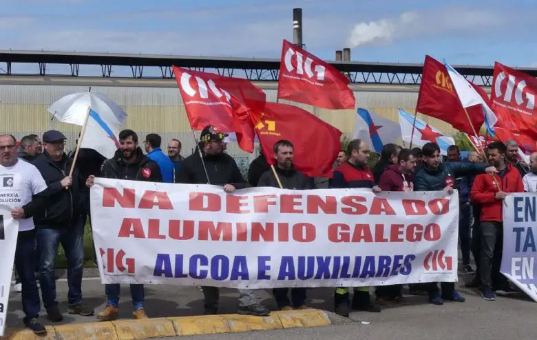 Concentraci&oacute;n de trabajadores de Alcoa San Cibrao./CIG.