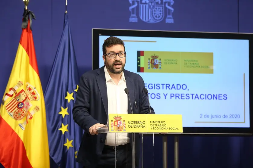 El secretario de Estado de Empleo y Econom&iacute;a Social, Joaqu&iacute;n P&eacute;rez, presentando los datos del paro en mayo.
