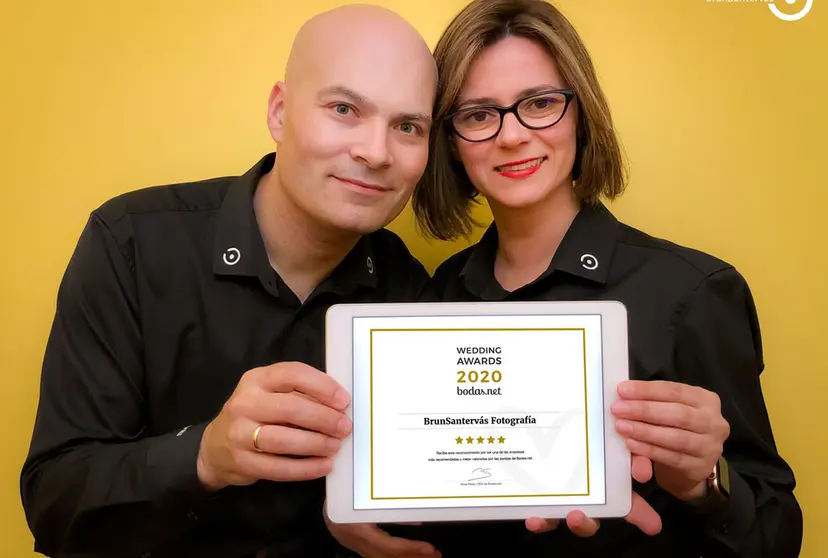 Responsables de BrunSanterv&aacute;s Fotograf&iacute;a con el diploma que acredita su Wedding&nbsp;Awards 2020./BRUNSANTERV&Aacute;S.
