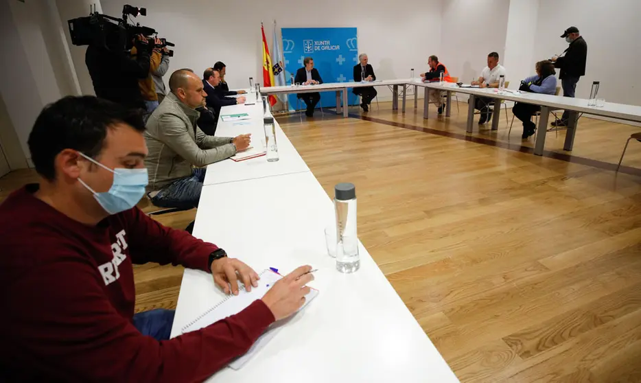 Reuni&oacute;n del presidente de la Xunta y el conselleiro de Industria con el comit&eacute; de empresa de Alcoa San Cibrao./A.VARELA.