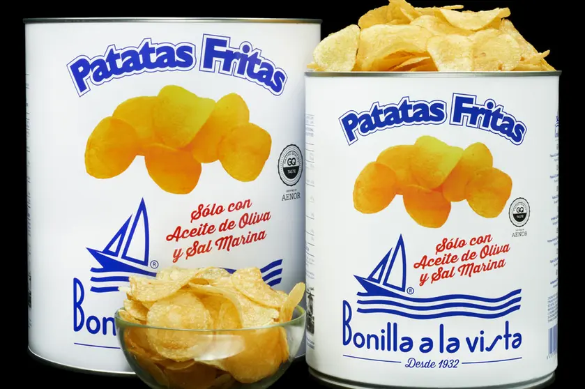 La lata grande de patatas fritas Bonilla a la vista y el nuevo formato m&aacute;s reducido.