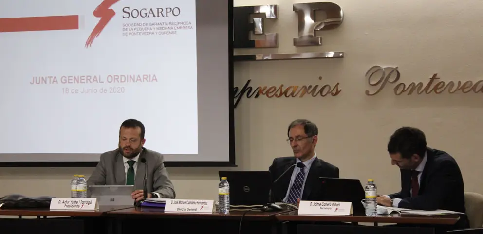Artur Yuste (izq.) en la junta general de Sogarpo celebrada en la sede de la CEP en Vigo.