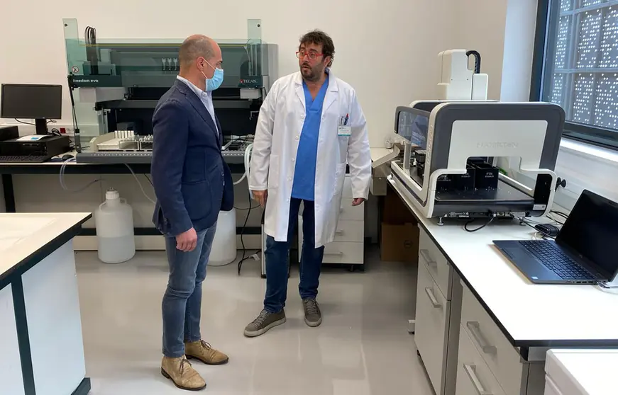 El secretario de la CEL, Jaime L&oacute;pez, acompa&ntilde;ado del CEO del laboratorio ICM, Alfonso Alba.