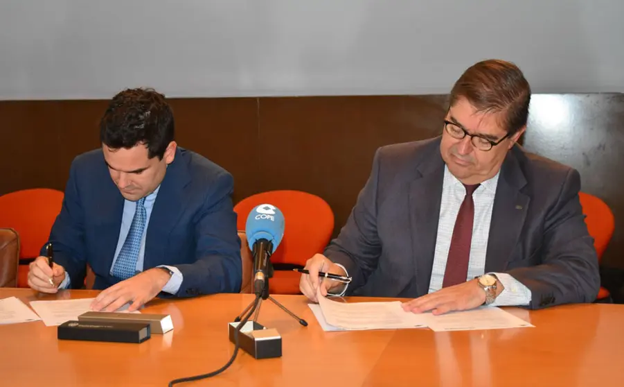 Sinatura da creaci&oacute;n da C&aacute;tedra Epifanio Campos na UDC, o pasado febreiro.
