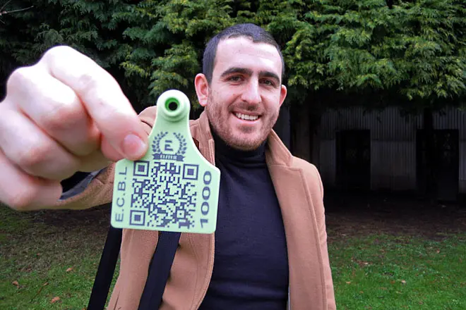 Elio L&oacute;pez, CEO de Innogando SL, con uno de los crotales con c&oacute;digo QR identificativo de los animales certificados.