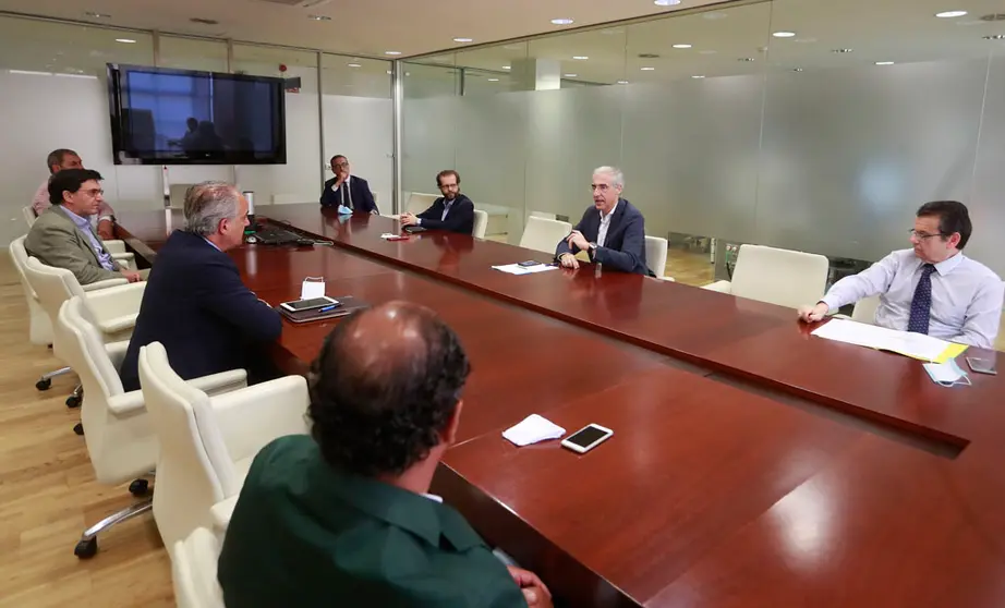 El conselleiro Francisco Conde en su reuni&oacute;n con representantes de los cl&uacute;steres. /C.PAZ.