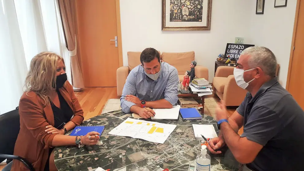 La gerente de SEA, Beatriz Sestayo, en su reuni&oacute;n con el alcalde de R&aacute;bade, Kike Fern&aacute;ndez.