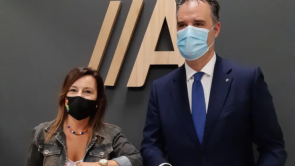 Beatriz G&oacute;mez y Rub&eacute;n Saavadra, en un momento de la renovaci&oacute;n del convenio entre la FCO y Abanca.