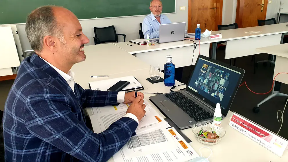 El delegado David Regades, durante el pleno, presencial y telem&aacute;tico, de la Zona Franca de Vigo.