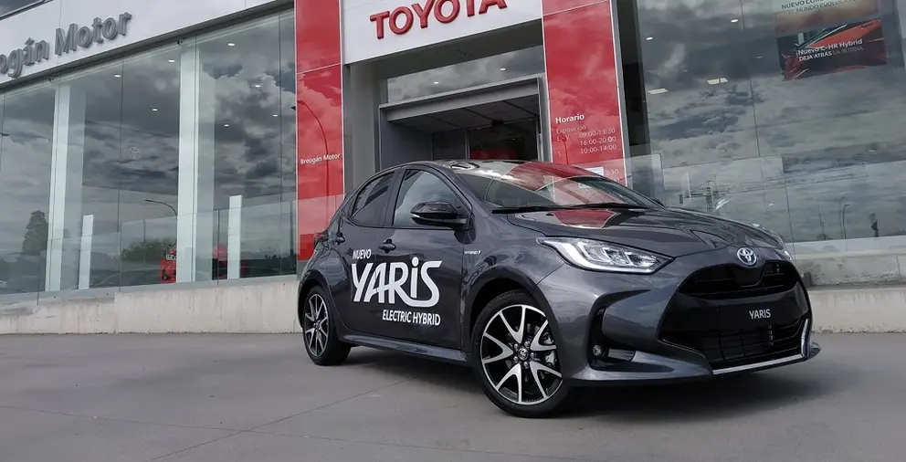 Nuevo Toyota Yaris Electric Hybrid a las puertas de un concesionario Breog&aacute;n Motor.