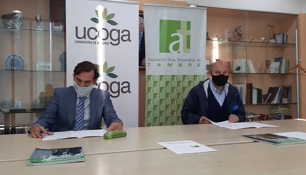 El representante de Ucoga, Manuel Nieto Barreiro, y el presidente del &Aacute;rea Empresarial del Tambre, Jos&eacute; Fern&aacute;ndez Albor&eacute;s, en la firma del acuerdo.