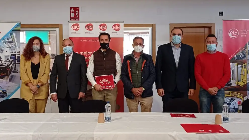 Miembros de la directiva de AJE Ourense junto al presidente de la Asociaci&oacute;n de Empresarios de San Cibrao y al alcalde de San Cibrao das Vi&ntilde;as.