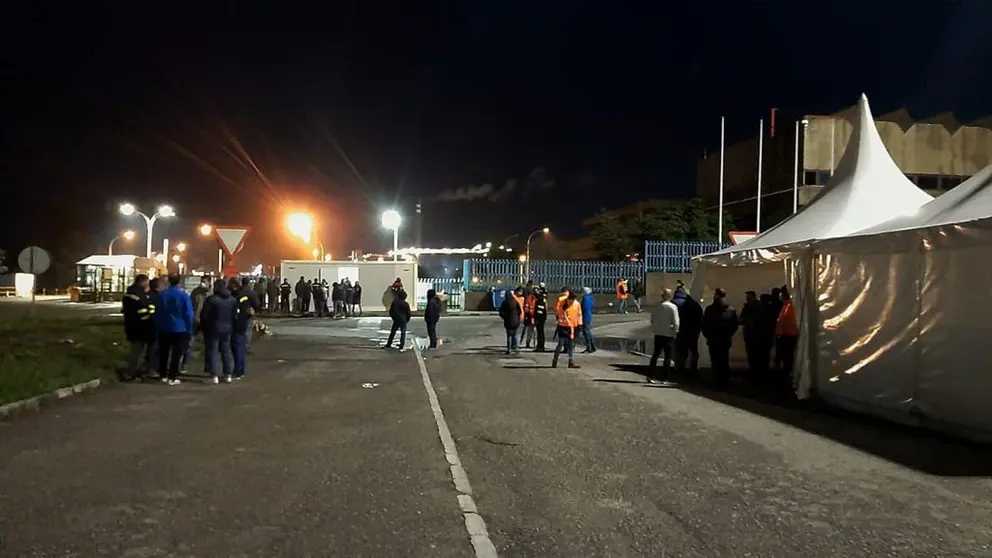 Los empleados de Alcoa en A Mari&ntilde;a iniciaron el pasado domingo huelga indefinida./CIG.